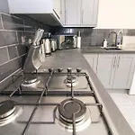 Modern 3 Bed, Contractors Welcome, Bradford