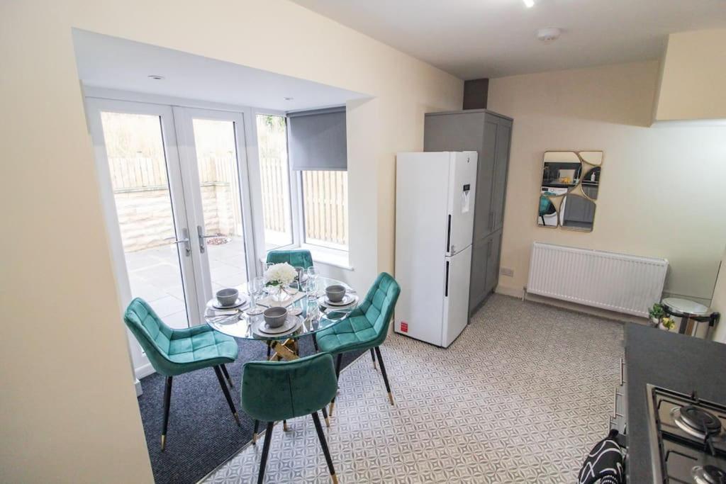 Modern 3 Bed, Contractors Welcome, Bradford Holiday home