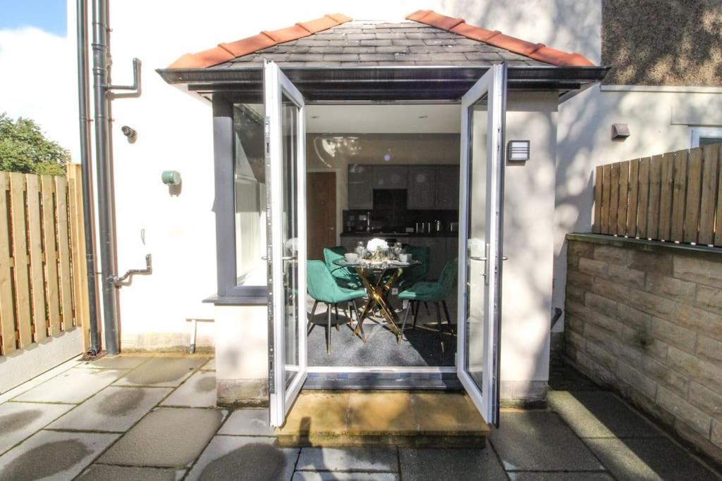 Modern 3 Bed, Contractors Welcome, Bradford Holiday home