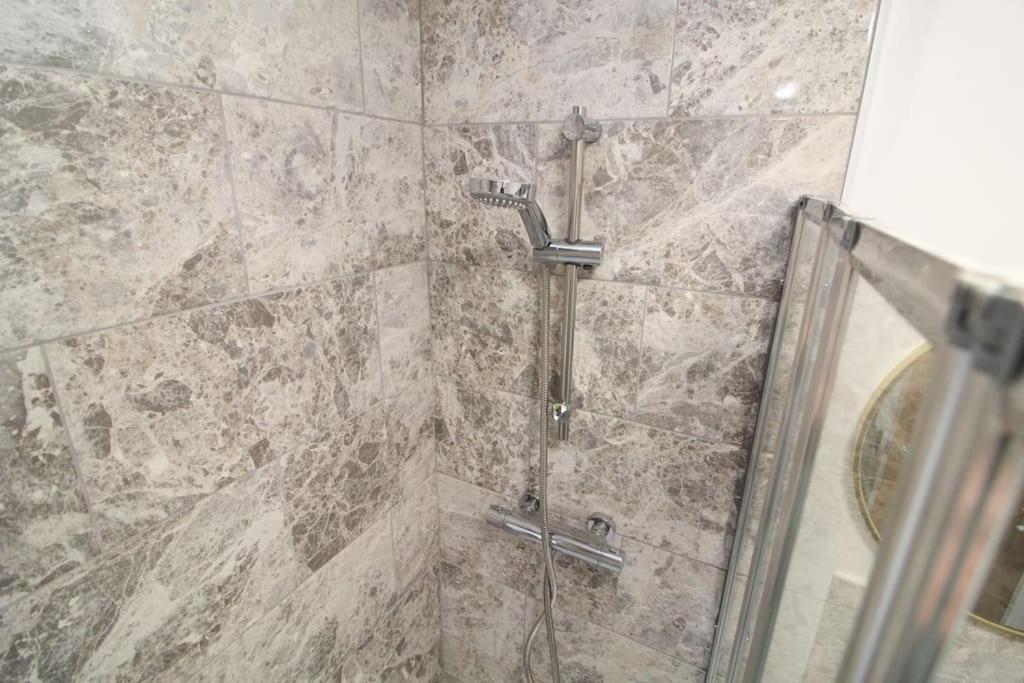 Modern 3 Bed, Contractors Welcome, Bradford Holiday home *